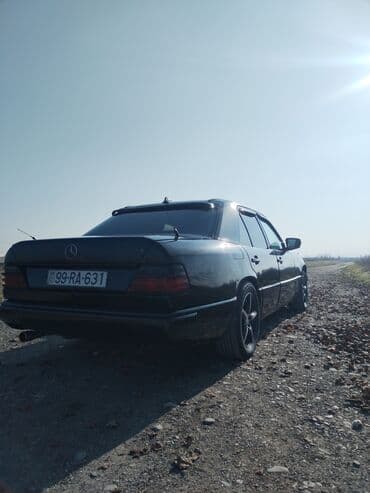 çeşqa 2 mator: Mercedes-Benz W124 sedan – qara rəng, 4 qapı. 2 motor mexanika — 4
