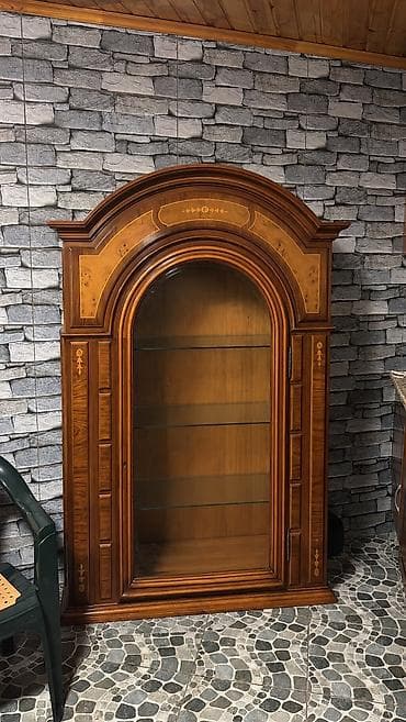 Мебель: Klassik üslubda taxta vitrin şkaf - Material: keyfiyyətli ağac — 1