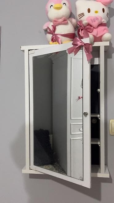 Ağ rəngli divar tipli güzgülü zərgərlik şkafı - Ön qapaqda tam ölçülü