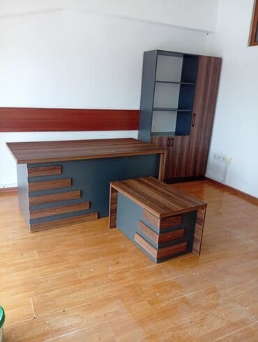 işlenmiş dikler: Ofis mebel dəsti - Tərkib: geniş iş masası, köməkçi/jurnal masası və — 1