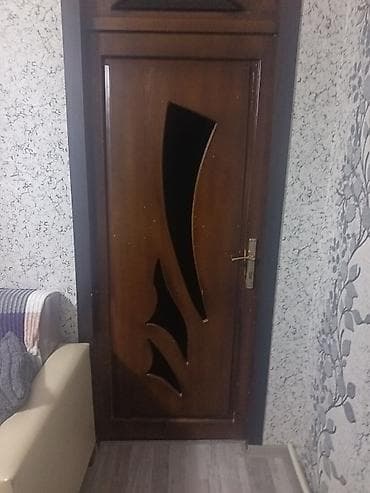 ev kapıları: Ev otaq qapıları 2 ədəddir, şəkildə göründüyü kimdir. Birinin şüşəsi — 2