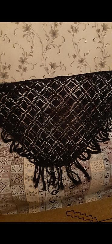 Qara rəngli, əl işi üçbucaq şal - Material: qalın, yumşaq ip