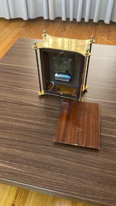 старинные напольные часы для дома: Qedimi saat Bu, qızılı metal çərçivəyə və tünd qəhvəyi taxta yan — 4