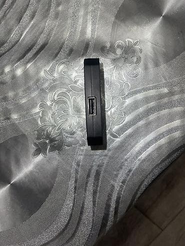 monitor az: Kompakt USB hub / adapter satılır. Cihaz qara rəngdədir və üzərində 2 — 1