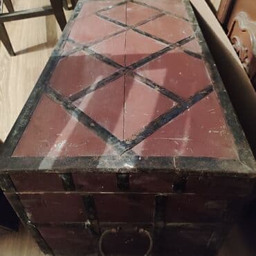 Diqqət cox qədimi sandıgq. 1 əsrə yaxın yaşı var. Bunun icinə həmişə