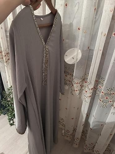Boz rəngli, uzun və geniş kəsimli abaya/kaftan. Qollari ve boynu qasli — 1