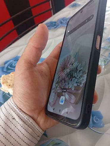 telefonlar 32 s: Smartfon – Android - Ekran: kənarları nazik, ön kamera üçün mərkəzdə — 1