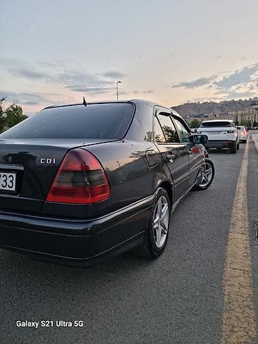 1994 bmw 320: Mercedes-Benz C-Class: 2.2 l | 2000 il Sedan — 6