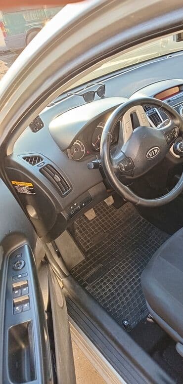 продажа подержанных автомобилей: Kia Ceed: 1.6 л | 2010 г. Хэтчбэк — 9