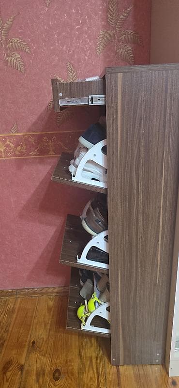 Ayaqqabı dolabı satılır
Hündürlük 1.3 mtr
Eni 50 cm
Dərinlik 25cm — 3