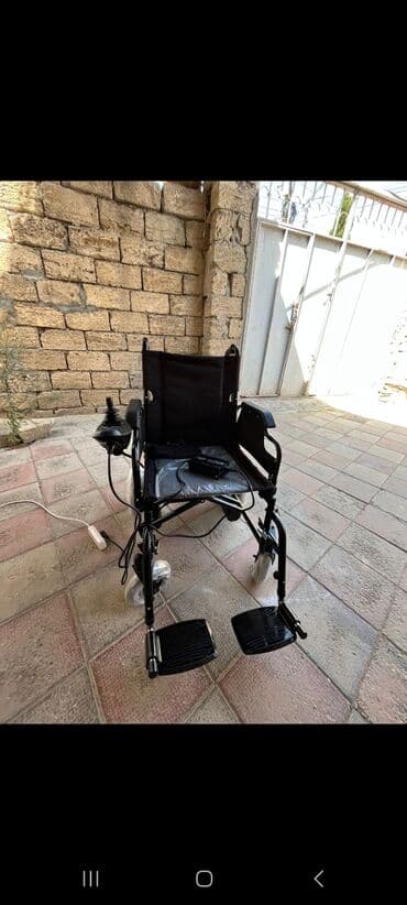 əlillər üçün araba: Elektrikli əlil arabası istifadəçilərə müstəqil hərəkət imkanı təmin — 1