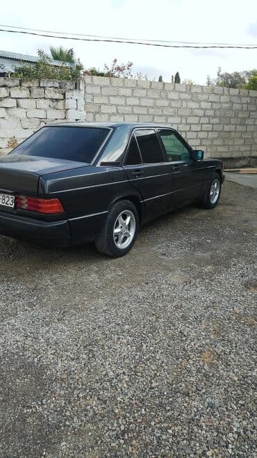 7 yerlik avtomobillər: Mercedes-Benz sedan - Korpus: qara rəng, klassik W201/W124 üslubunda — 4