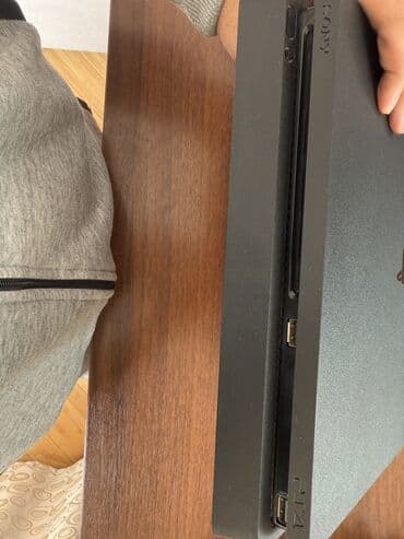 nedvijimost v baku: Playstation 4 slim 1tb yaddaş cox az işlenib . Üstünde 2 dualshock — 2