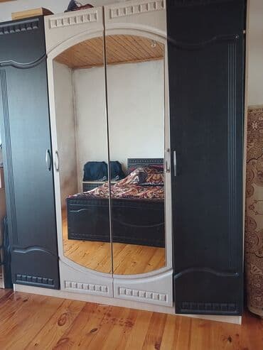 işlənmiş qarderob: İşlənmiş, Açılan, 4 qapılı Düz dolab, Qarderob, paltar dolabı — 1