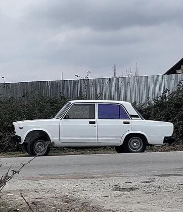 Model: VAZ 2107 (klassik “Jiquli” sedan) Kuzov: 4 qapılı, ağ rəng