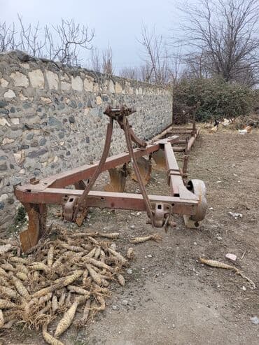 işlənmiş kotanlar: Yerdə istifadə olunan bu metal kənd təsərrüfatı kotanı torpağı — 1