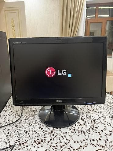 masa komputer: LG Flatron W1952S 19" LCD monitor - Ekran: 19 düym, geniş format — 1