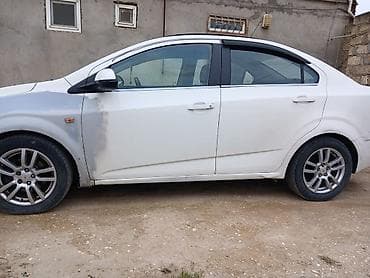 kreditle kamaz satisi: Chevrolet Aveo sedan – ağ rəng, benzinli. - Kuzov: 4 qapılı sedan, ağ — 3