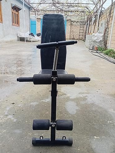 Çoxfunksiyalı trenajor skamyası - Tənzimlənən arxa hissə: müxtəlif