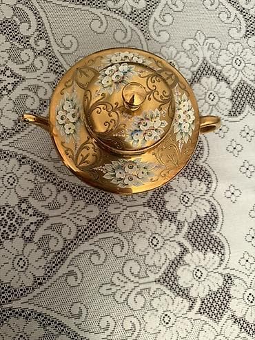 cay: Qızılı dekorlu lepkalı qapaqlı çaydan - Material: keramika/porşelen — 2