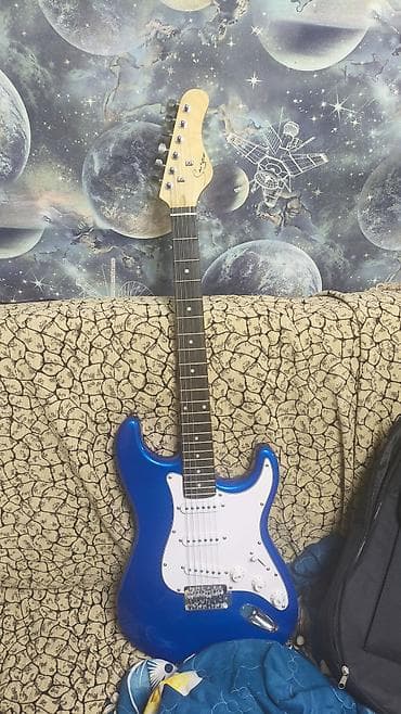 Mavi rəngdə elektrik gitara – Strat tipli korpus dizaynı. - 3 tək