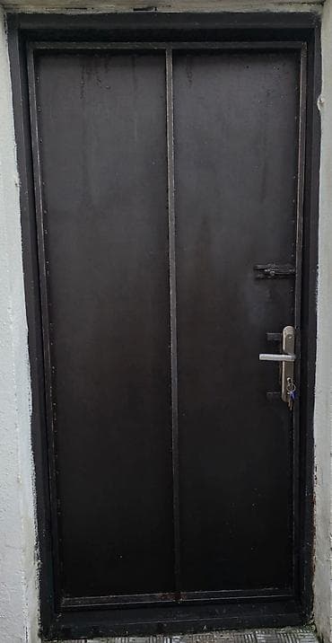 Dekorativ dəmir giriş qapısı. Qapı qara rəngdədir və ön hissəsində — 2