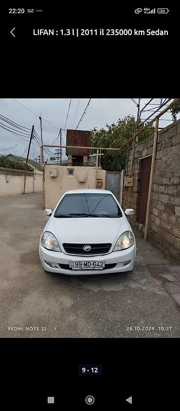 radio anten: Ağ rəngli 4 qapılı sedan avtomobil. Xüsusiyyətlər: - Ban növü: Sedan — 7