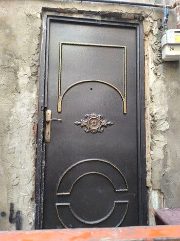 giriş qapılar: Metal giriş qapısı - Material: möhkəm metal konstruksiya - Rəng: tünd — 1