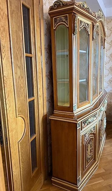 parca skaf: Klassik üslubda taxta vitrin-büfə - Material: təbii ağac, cilalı səth — 5