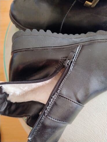 çəkməcə: Dəri görünüşlü, qara rəngli qadın qısa çəkmələri. Yan tərəfində qızılı — 3