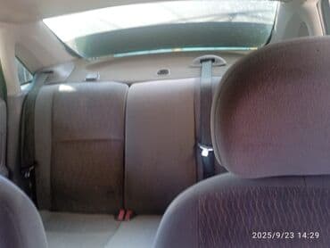 kia ceed 2010: Ford Focus sedan (mk1) – yaşıl rəngli, 4 qapılı. Texniki və daxili — 10