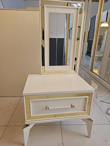 işlənmiş termolar: Yataq dəsti Qiymət: 950 AZN Ünvan: Binəqədi Komplekt: - Taxt: geniş — 4