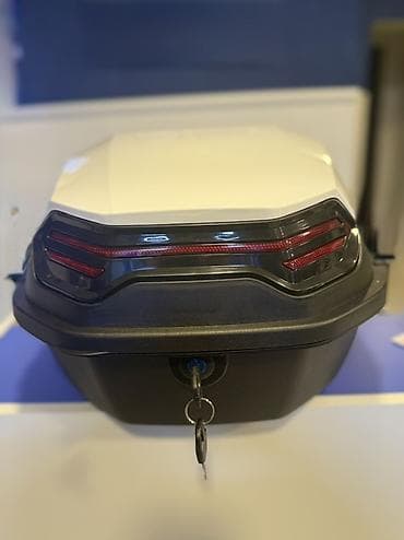 su kamaz: Moto skuter arxa baqaj qutusu (top case) - Rəng: ağ üst qapaq + qara — 1
