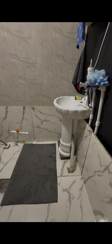 seki ayliq evler: Merkezde xan baginin yaninda 1 otaqli ev kiyraye verilir. uzun — 6