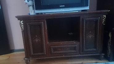 divar refi: Klassik üslublu TV stendi / komod - Material: tünd rəngli taxta — 1