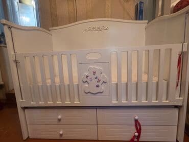 Ağ rəngli uşaq beşiyi, uşaqlar üçün rahat və təhlükəsiz yataq təmin