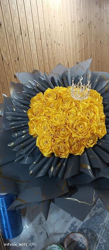 dekorativ gullər: Süni gül buketi – zərif tac aksesuarı ilə - Rənglər: parlaq sarı — 1