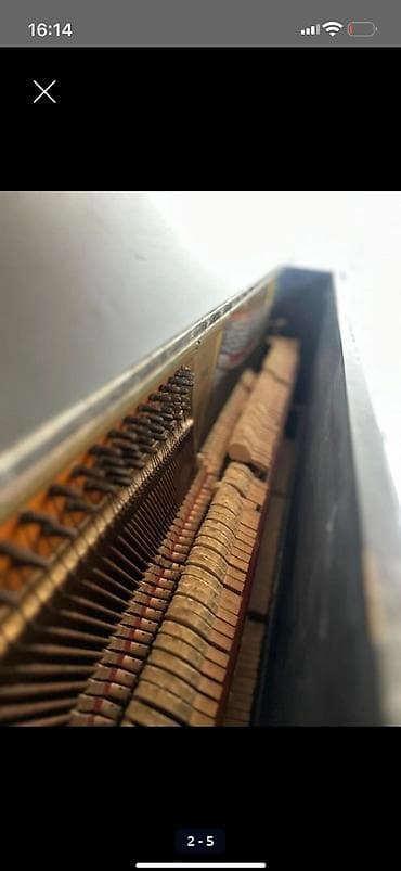 meta eynək: Upright piano – “Ukraina” markası (klaviatura üzərində loqo görünür) — 4