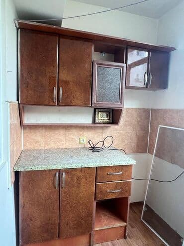 kirayr evler: Ev əşyazsızdır. Qaz,su,işıq daimidir. 3otaqdır. Binanın həyətində — 2