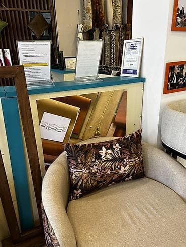 laminat stol: Resepşn/administrator masası - Rəng: krem/açıq bej, üst paneldə — 1