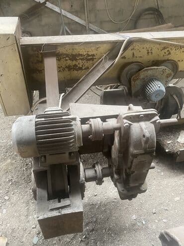 şlaqbaum pultu: Tam işlək vəziyyətdədir. 2-3 ton arası qaldirma gücü olan bolqar — 5