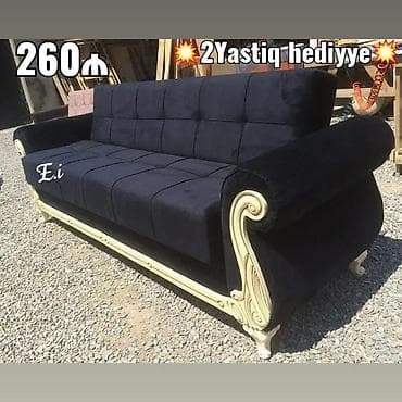 divanla: Qara rəngli, yumşaq parça ilə örtülmüş 3 nəfərlik klassik divan. Ensiz — 1
