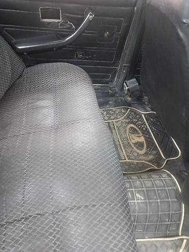 21011 vaz: VAZ 2107, ağ rəng. Klassik sedan kuzov, arxa ötürücülü. Texniki — 7