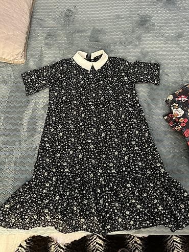 1 dəfə geyinilib Qara əsaslı, xırda çiçək naxışlı qadın donu. -