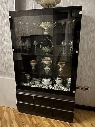 Qara şüşəli vitrin dolabı – 2 ədəd modul - Rəng və material: Parlaq lalafo.az -da Qara şüşəli vitrin dolabı – 2 ədəd modul - Rəng və material: Parlaq