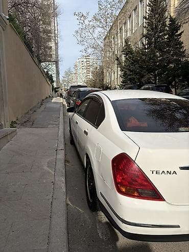 nissan versa: Nissan Teana, ağ rəngdə sedan Texniki xüsusiyyətlər: - Kuzov: sedan — 7