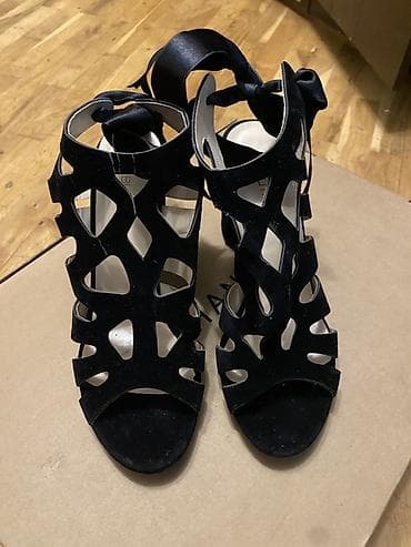 Qara zərif sandaletlər – kəsikli (cut‑out) dizayn, yumşaq süet