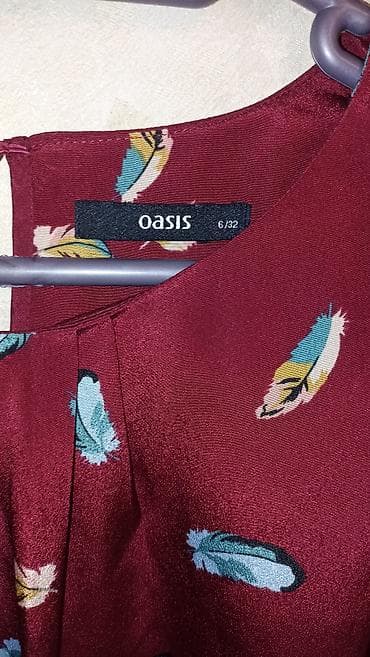 https smart ady az: Oasis markalı, qırmızı rəngli, qısa qollu, lələk printli qadın bluzu — 2