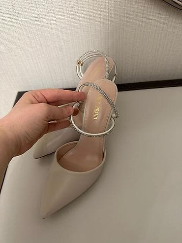 Кроссовки и спортивная обувь: Qiymet 30 azn
Hec geyinilmeyib
Razmer 38 
70 azn alinib — 2