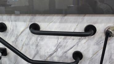 hamam baku: Mərmər naxışlı səthə quraşdırılmış qara rəngli metal tutacaq. Bu — 1